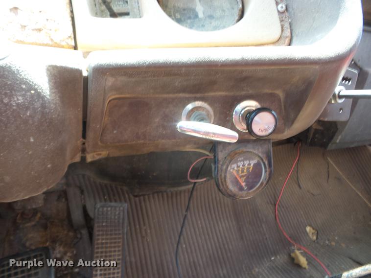 image for item EI9889 1979 Ford 800 grain truck