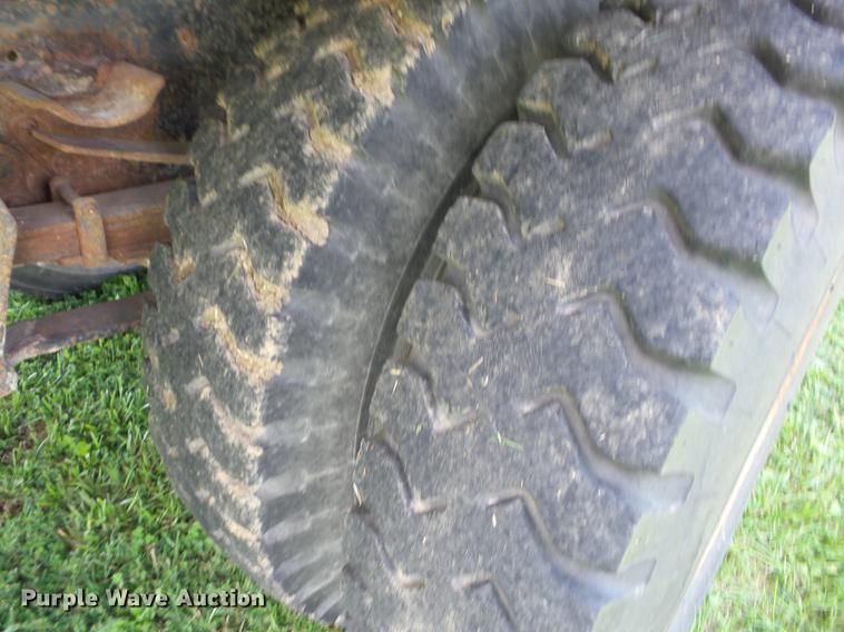 image for item EI9889 1979 Ford 800 grain truck