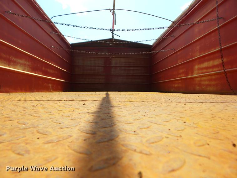 image for item EI9889 1979 Ford 800 grain truck