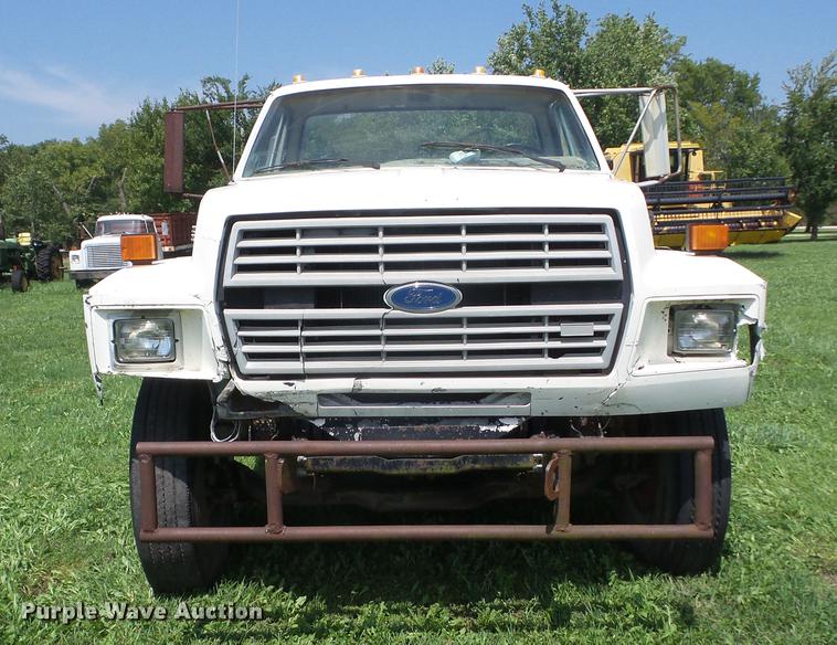 image for item EI9890 1984 Ford F700 flatbed truck