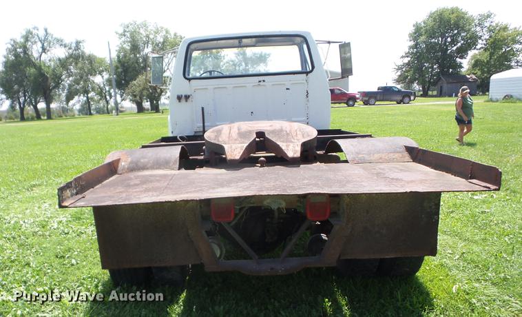 image for item EI9890 1984 Ford F700 flatbed truck