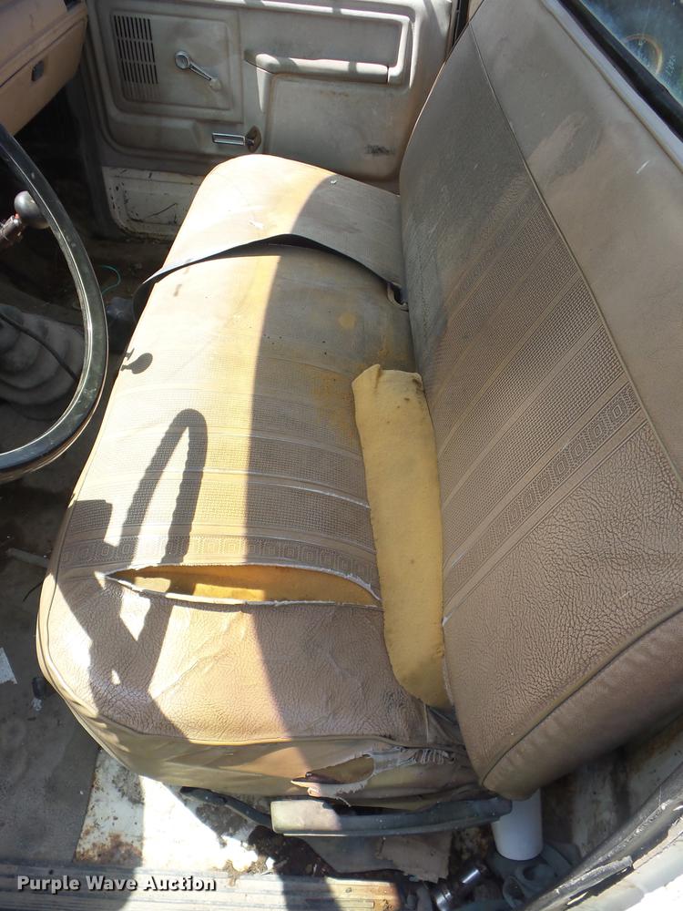 image for item EI9890 1984 Ford F700 flatbed truck