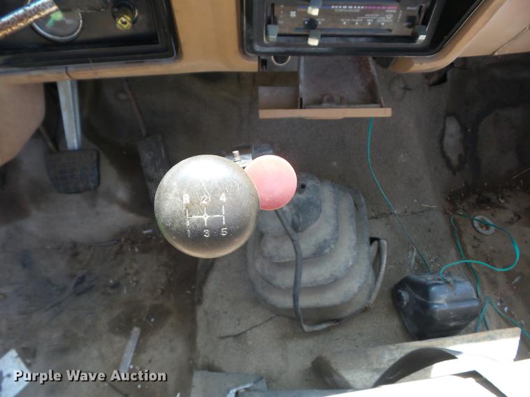 image for item EI9890 1984 Ford F700 flatbed truck