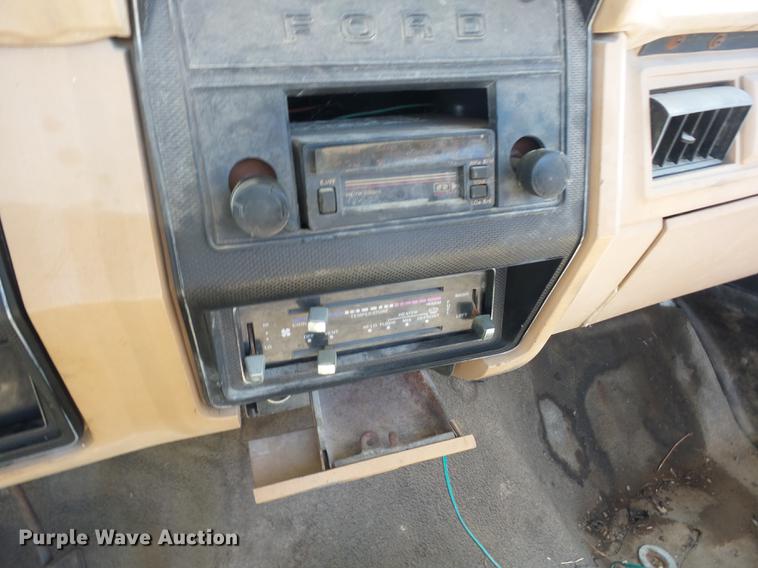 image for item EI9890 1984 Ford F700 flatbed truck