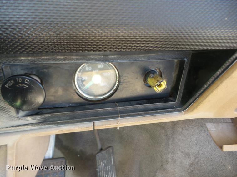 image for item EI9890 1984 Ford F700 flatbed truck