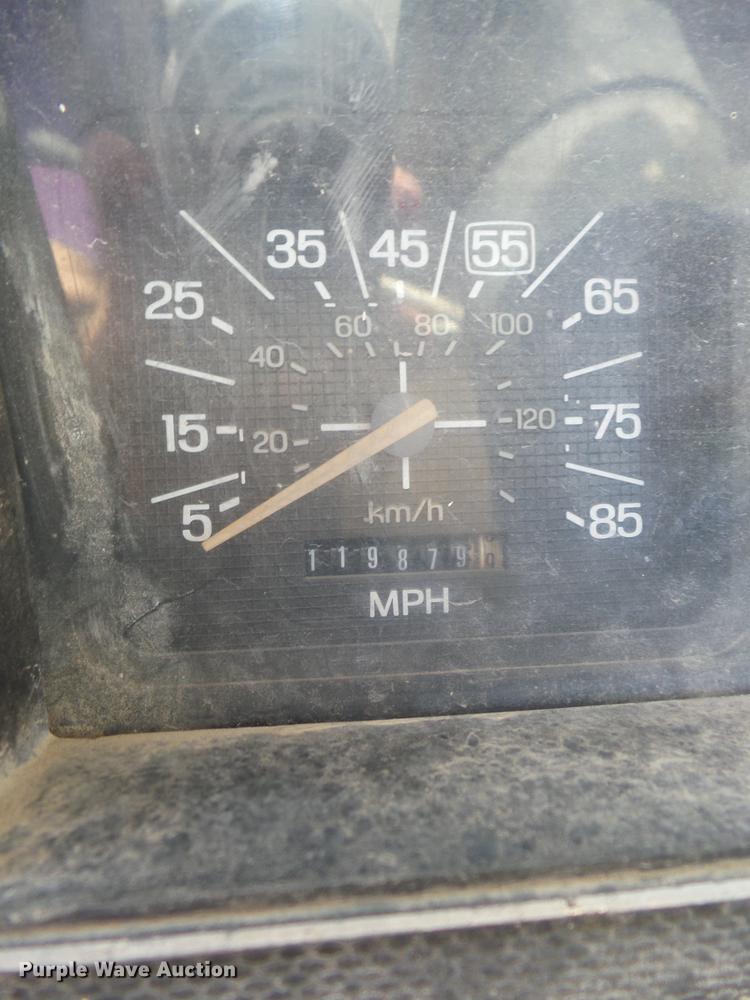 image for item EI9890 1984 Ford F700 flatbed truck