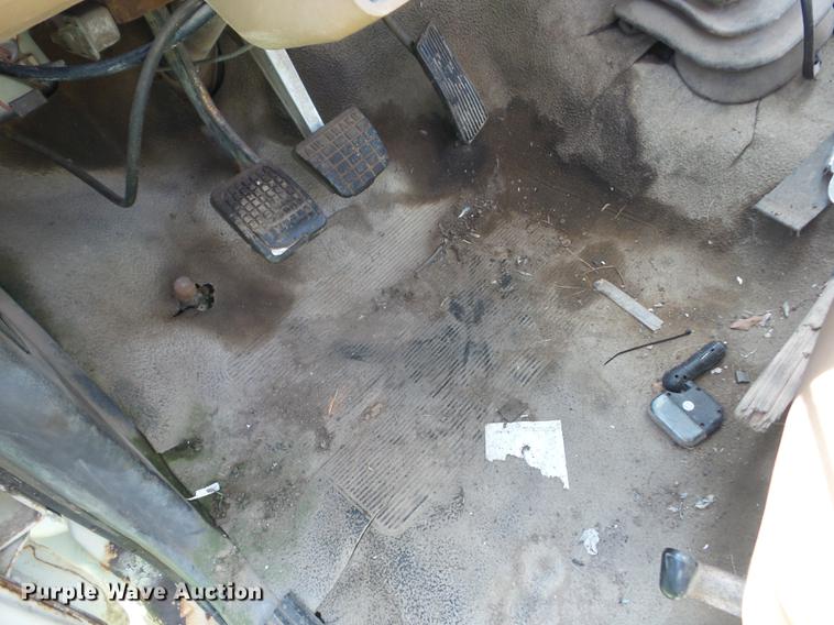 image for item EI9890 1984 Ford F700 flatbed truck