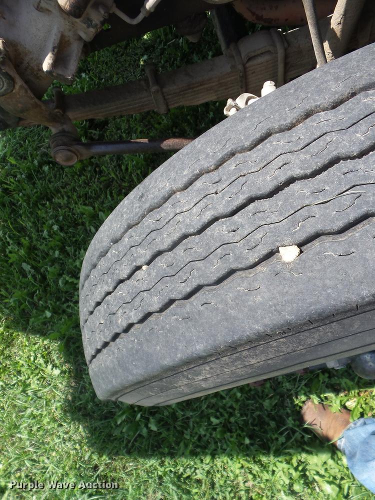 image for item EI9890 1984 Ford F700 flatbed truck