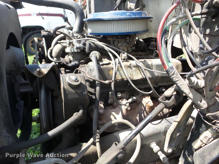 image for item EI9890 1984 Ford F700 flatbed truck