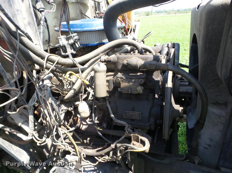 image for item EI9890 1984 Ford F700 flatbed truck