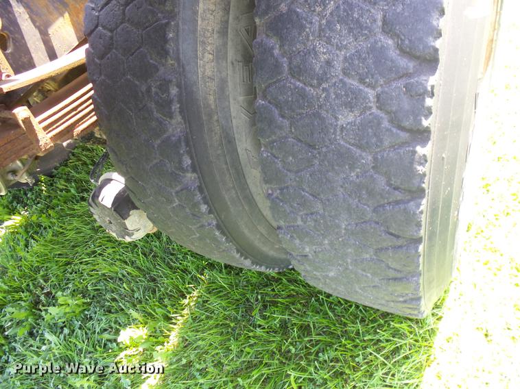 image for item EI9890 1984 Ford F700 flatbed truck