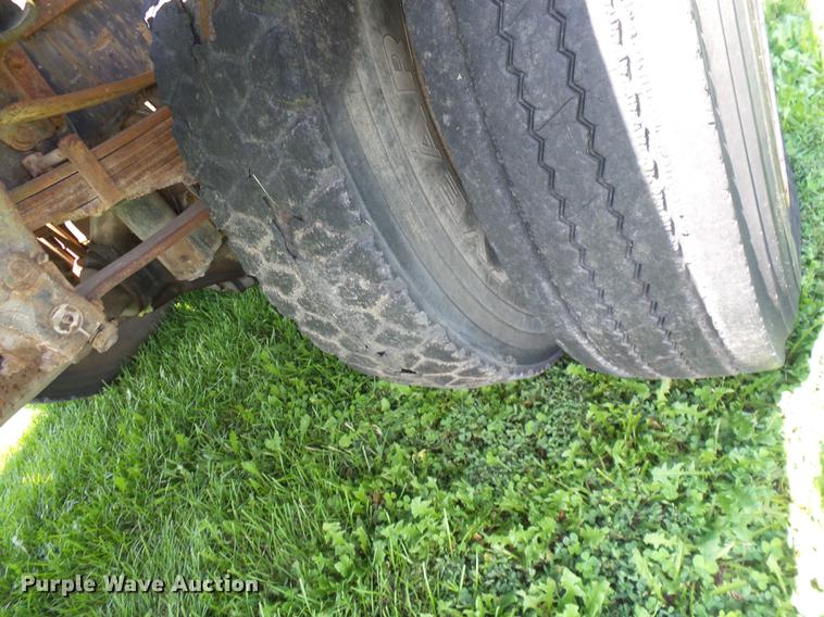 image for item EI9890 1984 Ford F700 flatbed truck