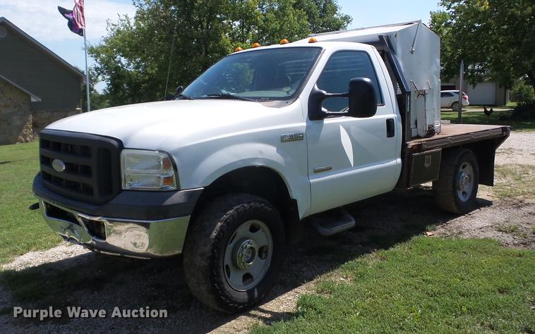 image for item EI9900 2005 Ford F350 Super Duty bale bed pickup truck