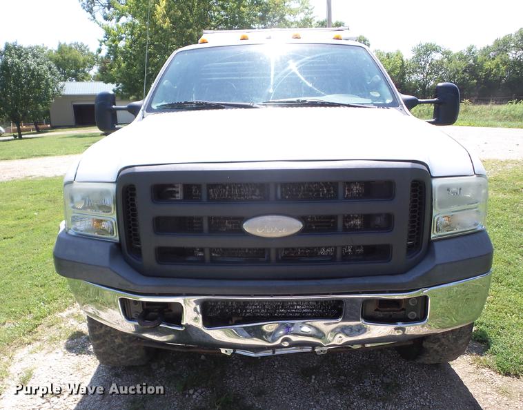 image for item EI9900 2005 Ford F350 Super Duty bale bed pickup truck