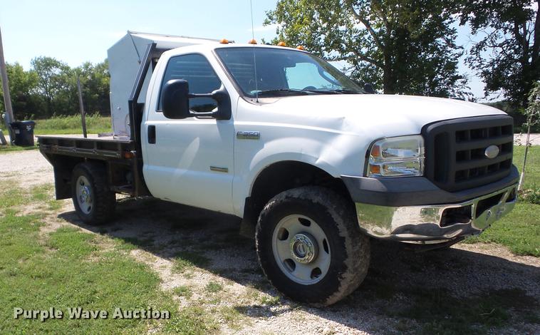 image for item EI9900 2005 Ford F350 Super Duty bale bed pickup truck