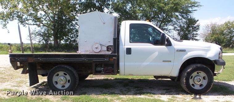 image for item EI9900 2005 Ford F350 Super Duty bale bed pickup truck