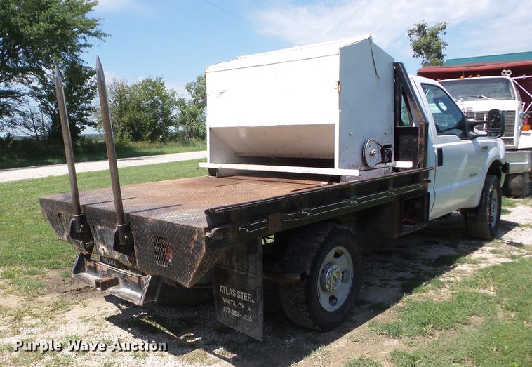 image for item EI9900 2005 Ford F350 Super Duty bale bed pickup truck