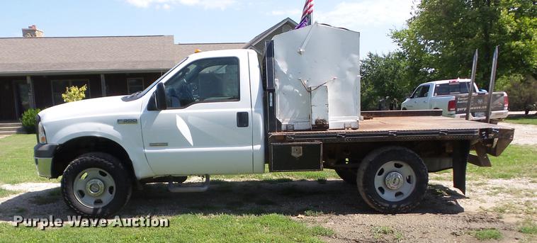 image for item EI9900 2005 Ford F350 Super Duty bale bed pickup truck