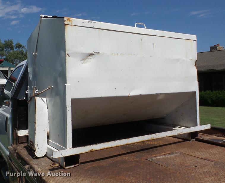 image for item EI9900 2005 Ford F350 Super Duty bale bed pickup truck