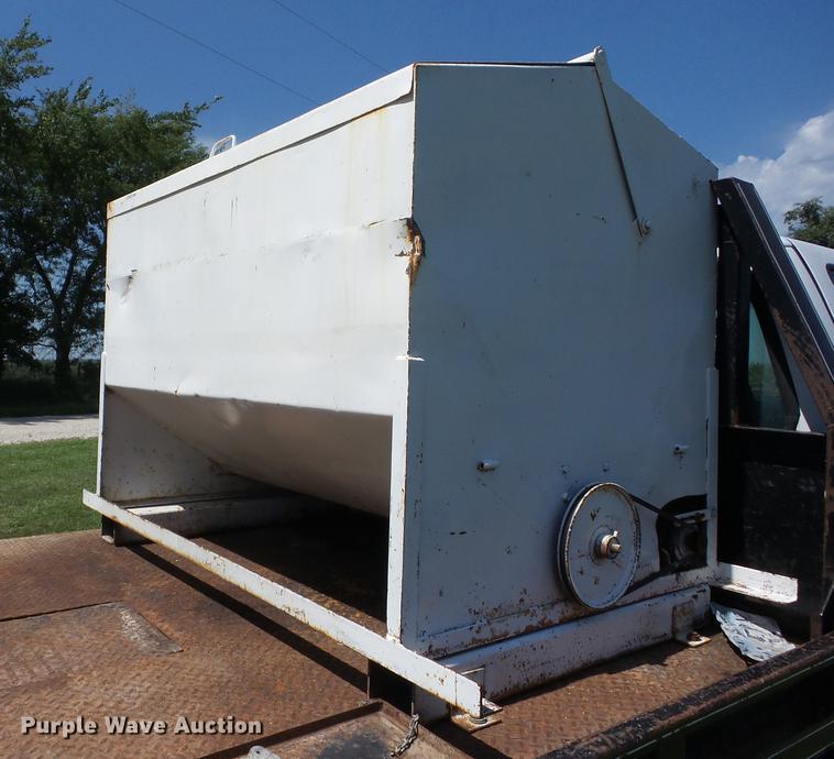 image for item EI9900 2005 Ford F350 Super Duty bale bed pickup truck