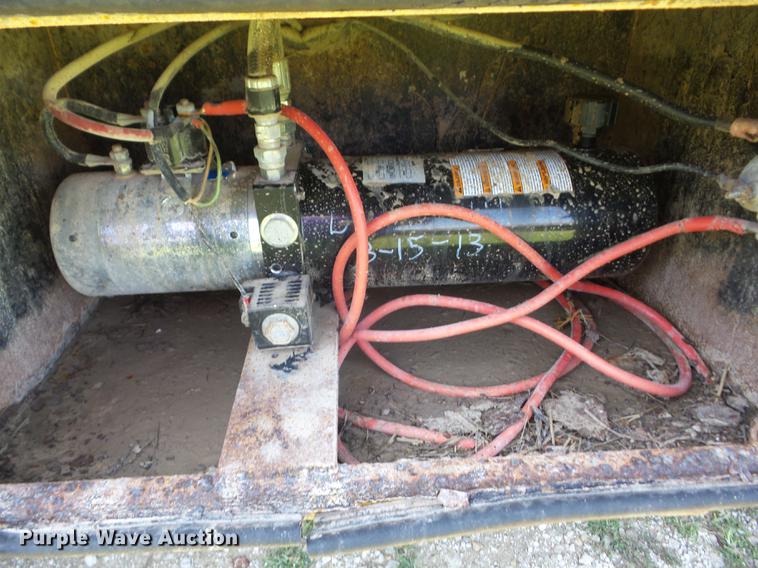 image for item EI9900 2005 Ford F350 Super Duty bale bed pickup truck