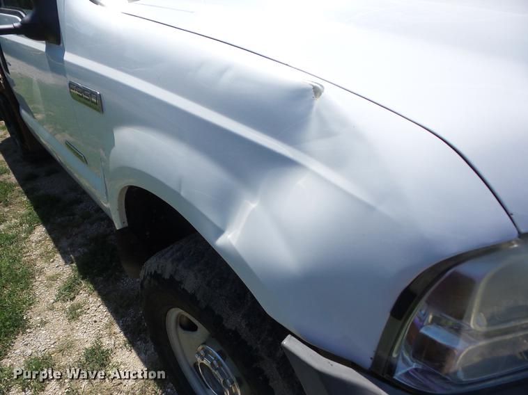 image for item EI9900 2005 Ford F350 Super Duty bale bed pickup truck