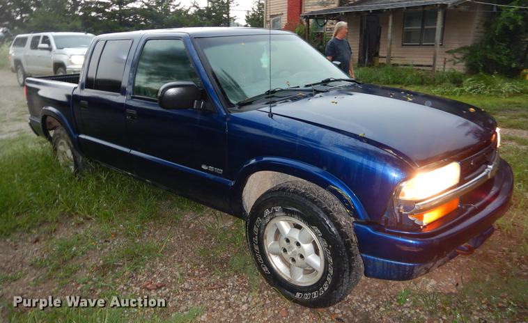 image for item EO9506 2003 Chevrolet S10 LS Crew Cab pickup truck