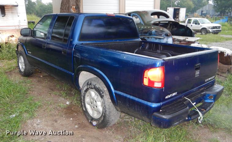 image for item EO9506 2003 Chevrolet S10 LS Crew Cab pickup truck