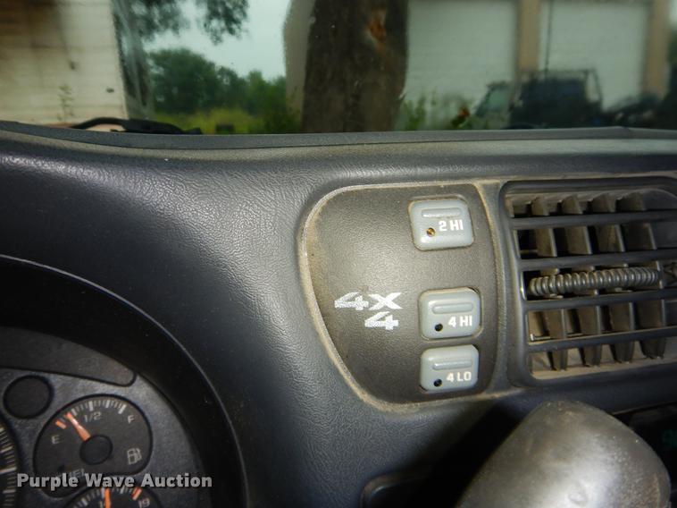 image for item EO9506 2003 Chevrolet S10 LS Crew Cab pickup truck