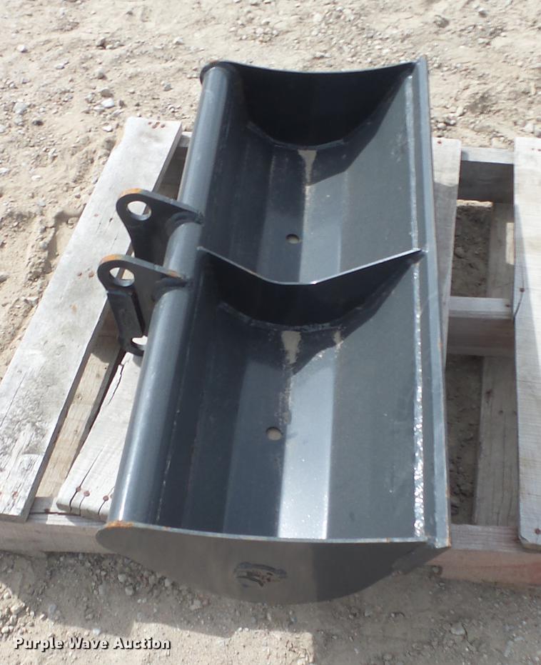 Bobcat grading bucket in Wichita, KS Item ES9453 sold Purple Wave