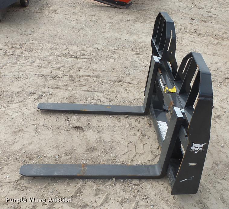 Bobcat pallet forks in Wichita, KS Item ES9461 sold Purple Wave