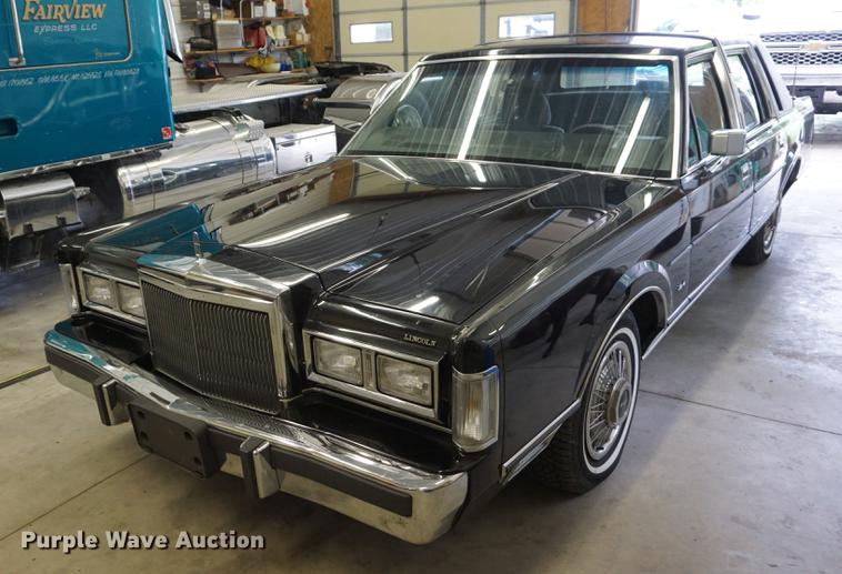 image for item ES9972 1988 Lincoln Town Car