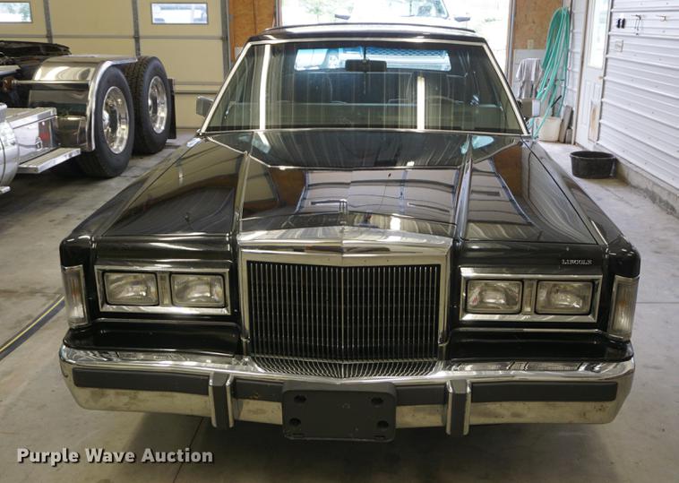image for item ES9972 1988 Lincoln Town Car