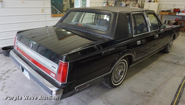 image for item ES9972 1988 Lincoln Town Car