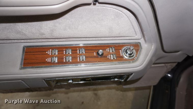 image for item ES9972 1988 Lincoln Town Car