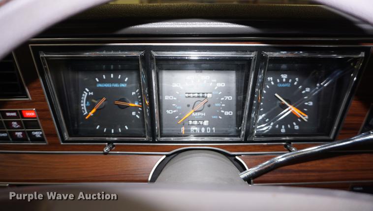 image for item ES9972 1988 Lincoln Town Car