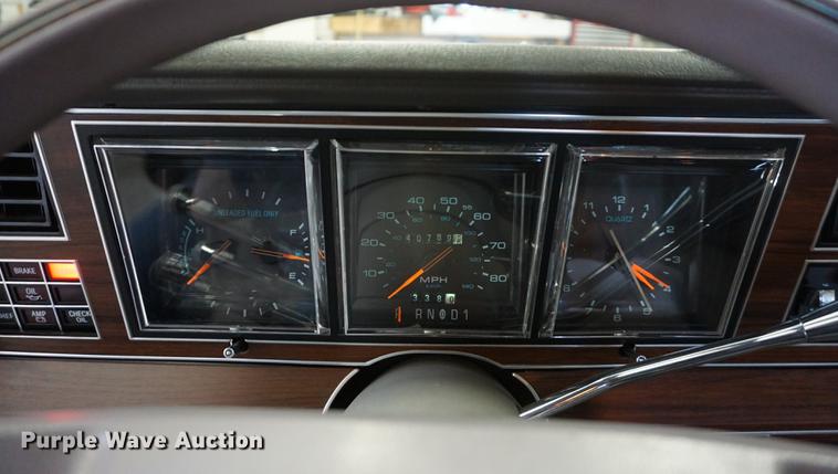 image for item ES9972 1988 Lincoln Town Car