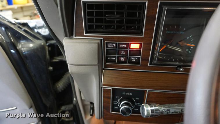 image for item ES9972 1988 Lincoln Town Car