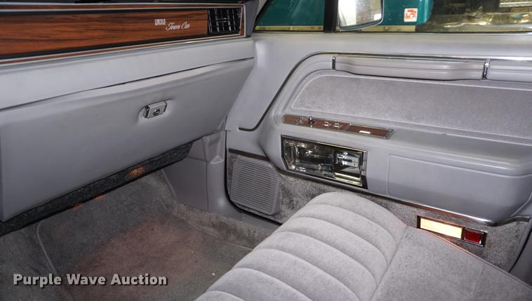 image for item ES9972 1988 Lincoln Town Car