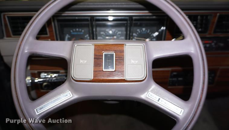 image for item ES9972 1988 Lincoln Town Car