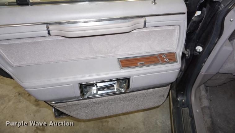 image for item ES9972 1988 Lincoln Town Car