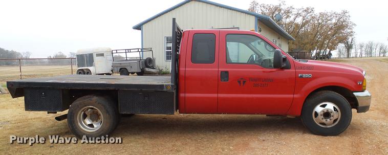 image for item FE9502 1999 Ford F350 Super Duty SuperCab flatbed pickup truck