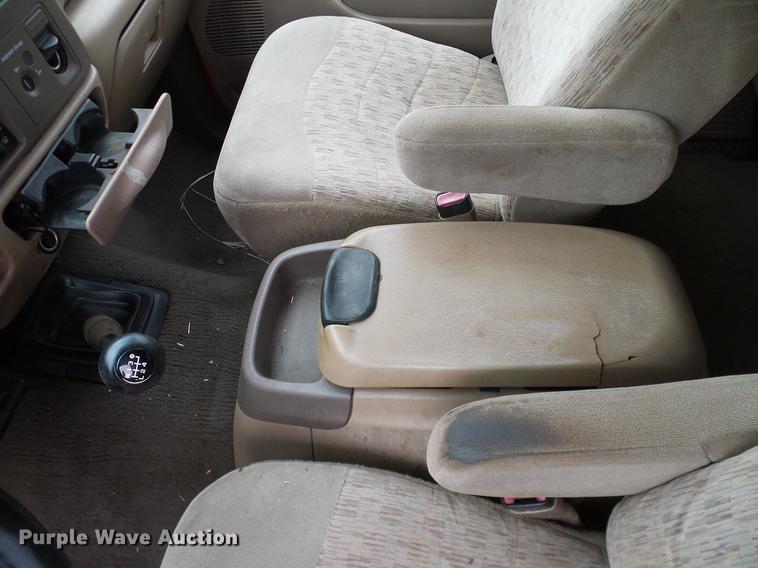 image for item FE9502 1999 Ford F350 Super Duty SuperCab flatbed pickup truck