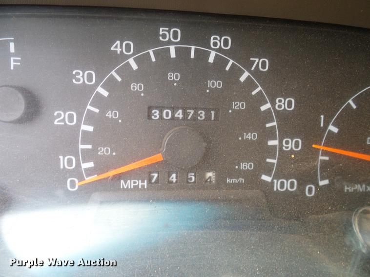 image for item FE9502 1999 Ford F350 Super Duty SuperCab flatbed pickup truck