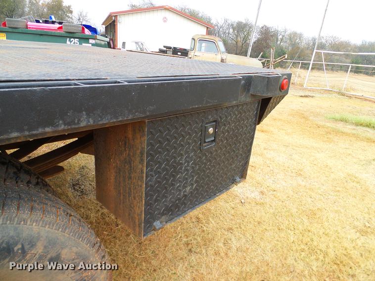 image for item FE9502 1999 Ford F350 Super Duty SuperCab flatbed pickup truck