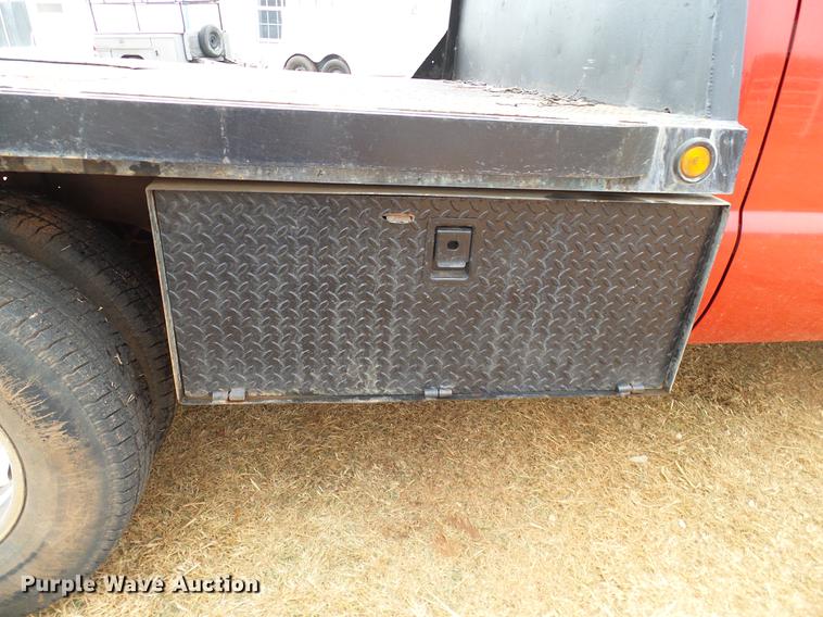 image for item FE9502 1999 Ford F350 Super Duty SuperCab flatbed pickup truck