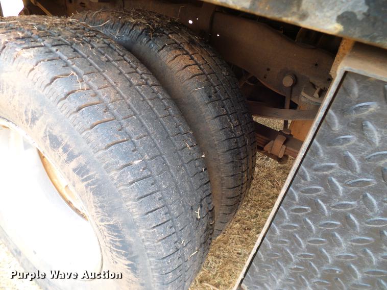 image for item FE9502 1999 Ford F350 Super Duty SuperCab flatbed pickup truck