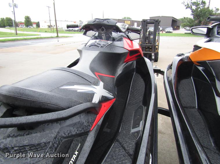 image for item FJ9504 (2) jet skis