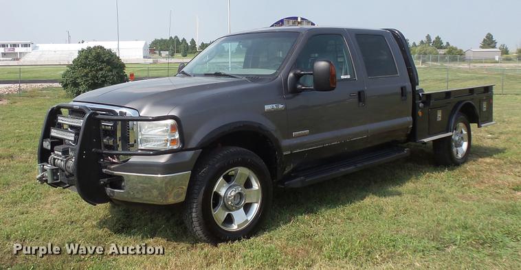 image for item FT9793 2006 Ford F350 Super Duty Crew Cab flatbed pickup truck