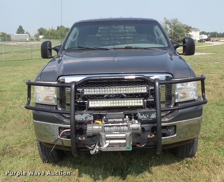 image for item FT9793 2006 Ford F350 Super Duty Crew Cab flatbed pickup truck